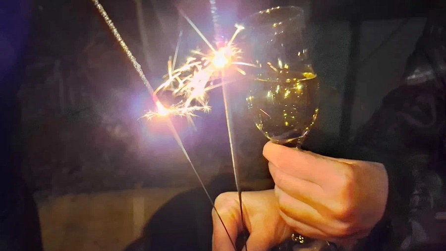 Шампанское и ликеры уничтожают печень в Новый год