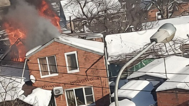 В Краснодаре полыхает жилой дом на улице Горького 