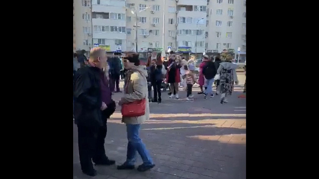 Огромная очередь перед торговым центром в Анапе попала на видео