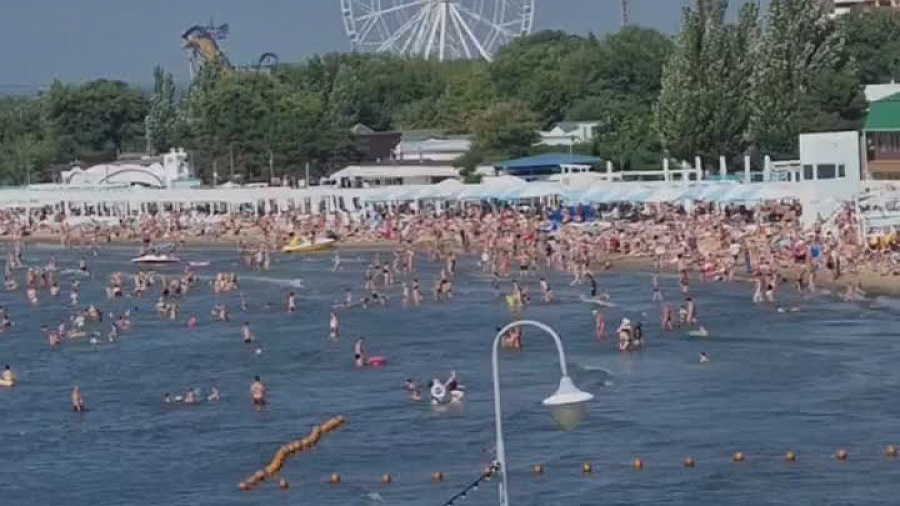 В Анапе сотни людей устроили заплыв в море несмотря на запрет на купание