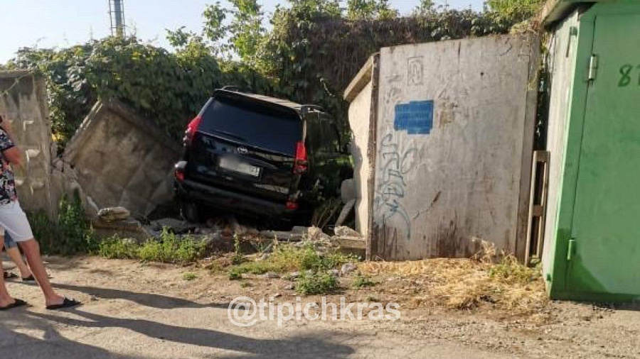 В Краснодаре ребенок на внедорожнике протаранил бетонный забор