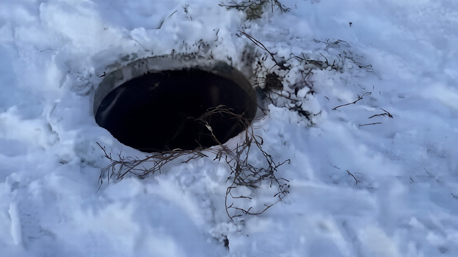 Девочка провалилась в открытый люк по пути в школу в Краснодаре