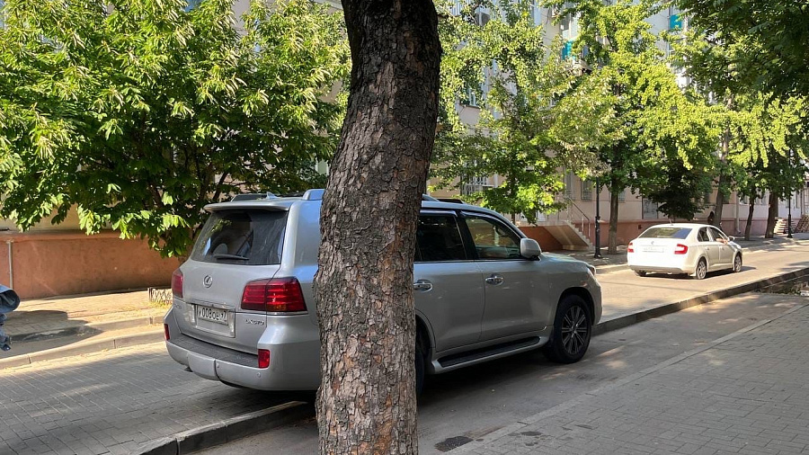 Припаркованные высокие джипы занимают половину тротуара. В Краснодаре на улице Чапаева приведут в порядок велодорожки
