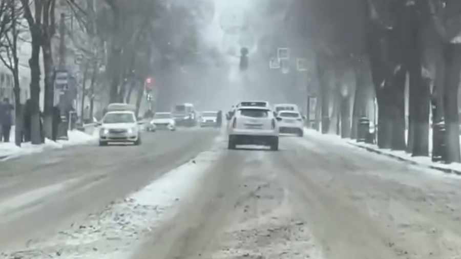 «Весь город объехал — ни одной снегоуборочной машины»: краснодарцы жалуются на нерасчищенные от сугробов дороги и тротуары