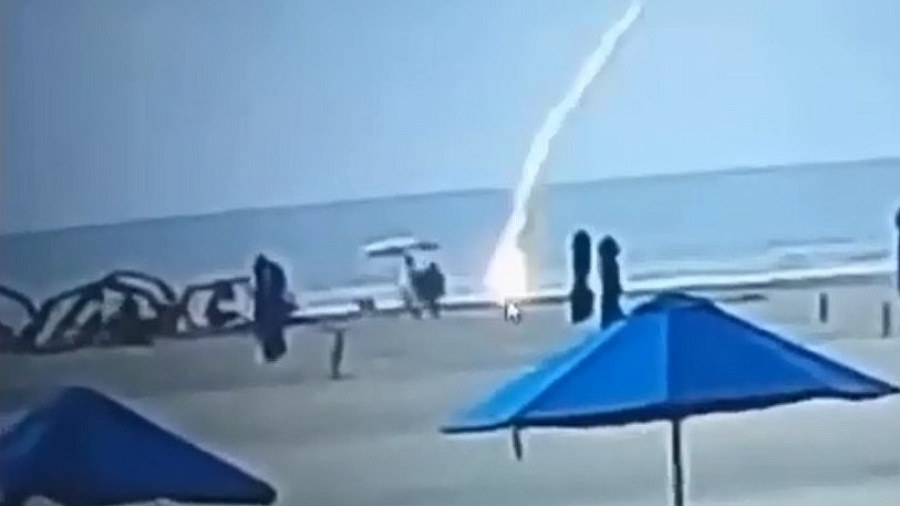 Молния убила женщину на пляже и попала на видео