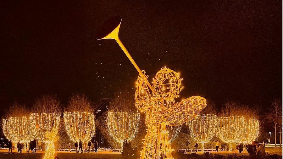 В парке «Краснодар» появились светящиеся фигуры трубящих ангелов