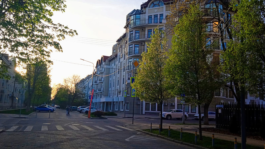 В Краснодаре и крае в воскресенье погода приготовила тёплый, но ветреный день с кратковременными дождями