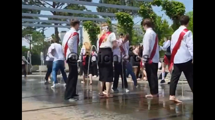 В Краснодаре выпускники, купающиеся в фонтанах в парке Галицкого и перед Театром Драмы, попали на видео