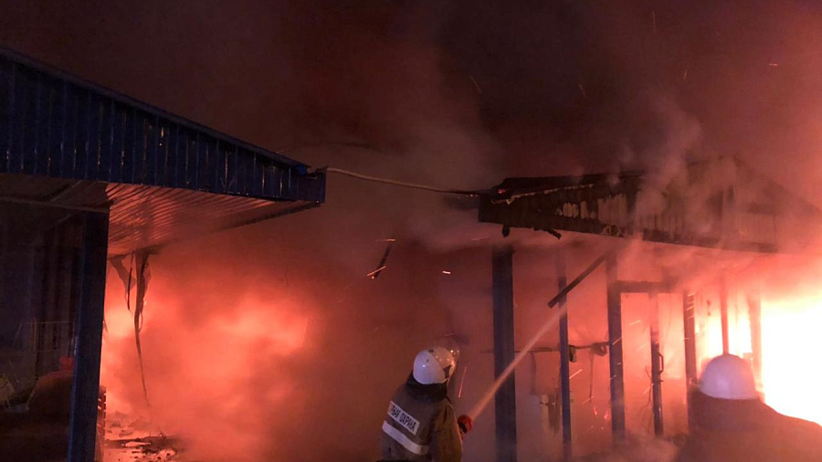 В Сочи произошел крупный ночной пожар на строительном рынке (ВИДЕО)