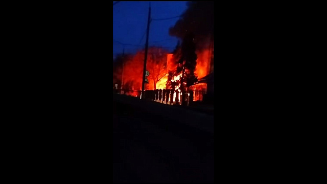 В станице Северской пожарные тушат горящее рядом с парком здание