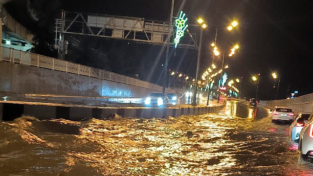 Воды рек Мзымта и Херота покрыли улицы Адлера 