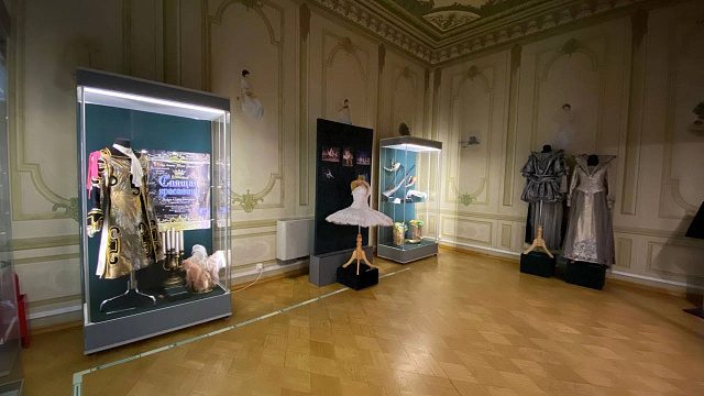 В Краснодаре открылась выставка «Четверть века на сцене» 