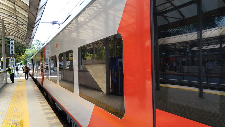Дополнительные пригородные поезда пустили на летний сезон в Сочи