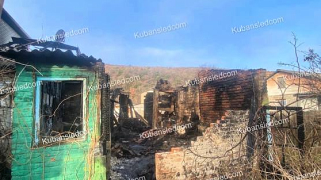 В Анапе во время пожара в частном доме погибли двое мужчин