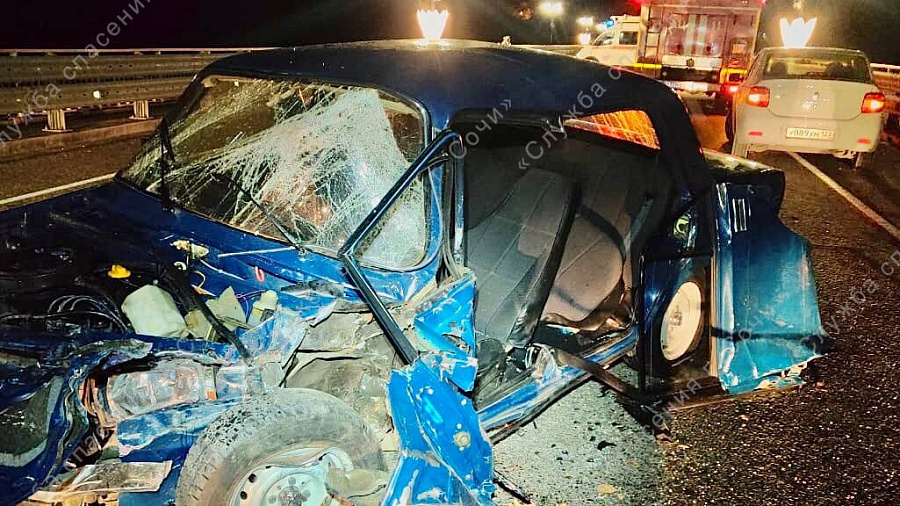 В Сочи деблокировали пострадавшего водителя в результате крупного ДТП  
