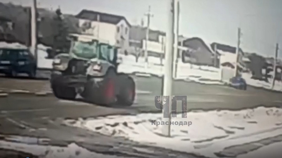 Момент столкновения скорой с трактором на Кубани попал на видео