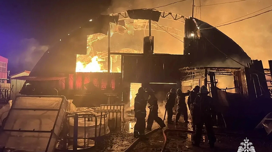 Под Краснодаром загорелись склады с пластиком 