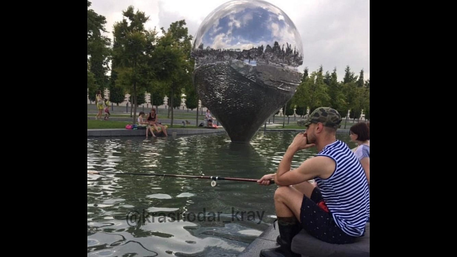 В парке «Краснодар» мужчина ловил рыбу в пруду (ВИДЕО)