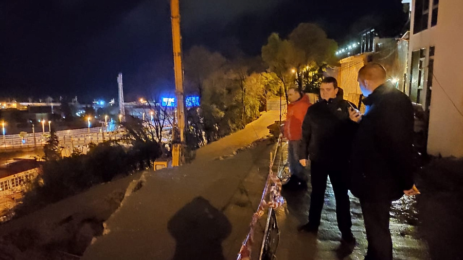 Оползень, спровоцированный сильным снегопадом, разрушил дорогу в Сочи