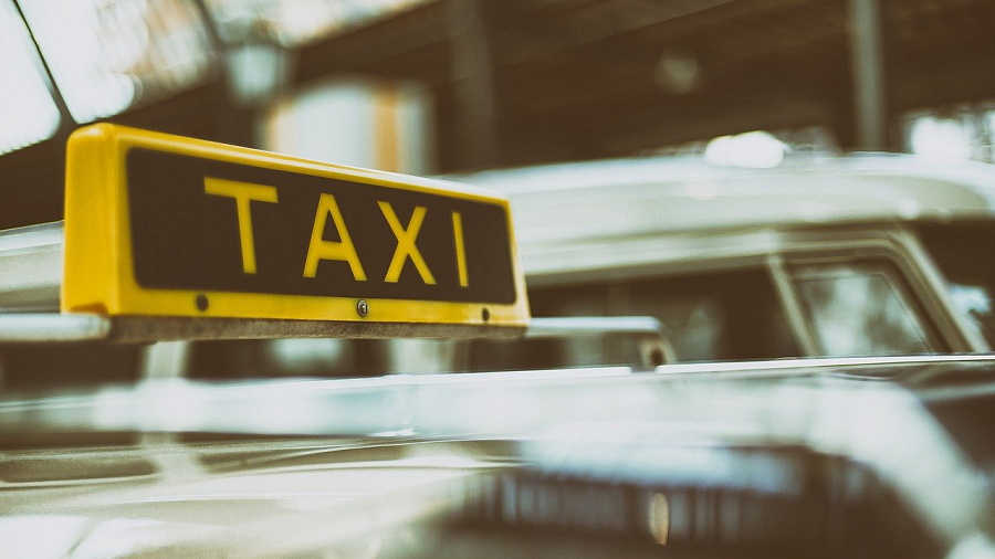 В Сочи таксист украл у пассажирки сумку с деньгами