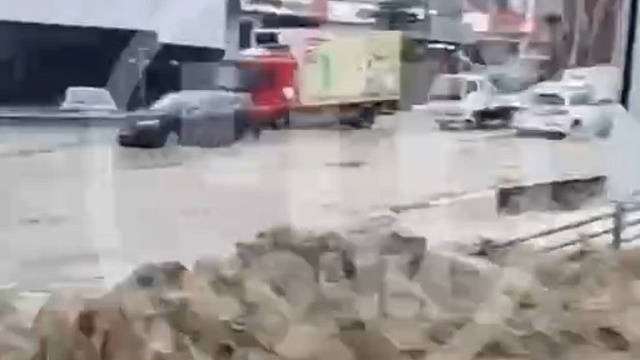 Очевидцы сняли на видео, как река вышла из берегов и затопила Батумское шоссе в Сочи
