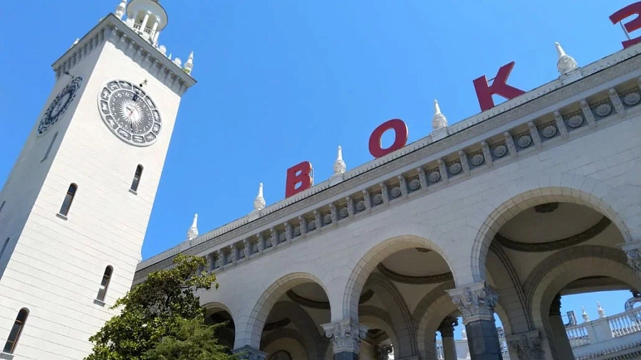 Туристы меняют самолеты на поезда из-за сбоев в аэропорту Сочи 