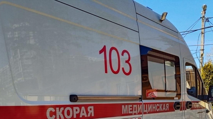 В Геленджике мужчина и женщина сорвались с 7-метровой скалы