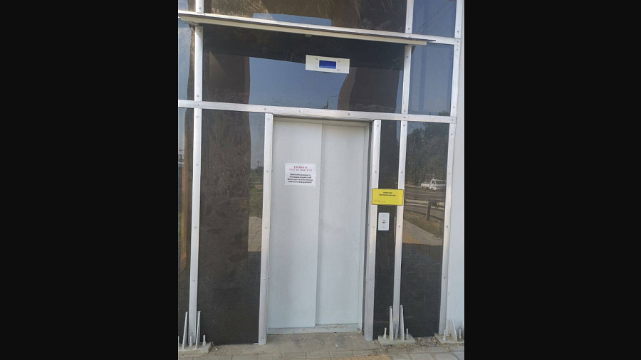 Лифт не работает, пандус не предусмотрен. Жители Краснодара показали новый надземный переход в районе Западного Обхода