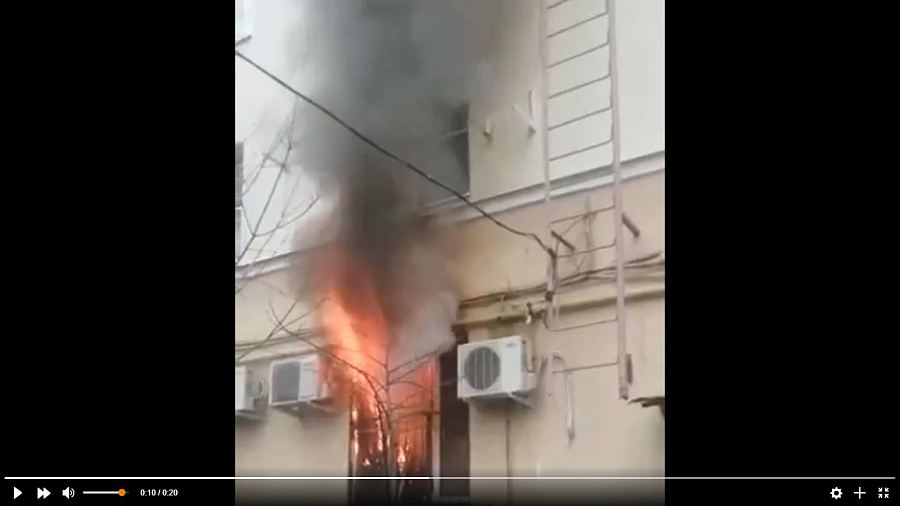 В Краснодаре сняли на видео, как полыхает пожар на первом этаже многоквартирного дома