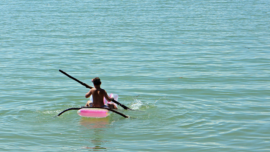В Анапе вновь ввели запрет на плавание на надувных матрасах и катамаранах