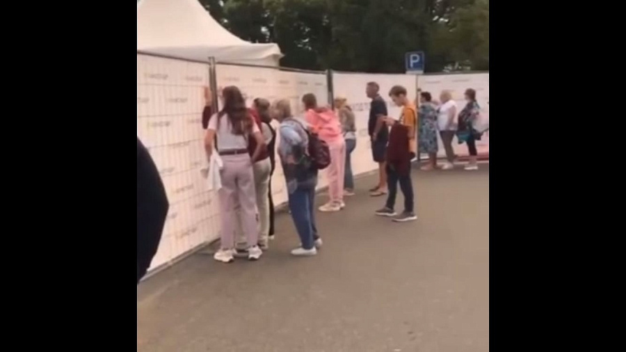 В Сочи несколько десятков человек пытались через забор подсмотреть за звездами кино на «Кинотавре». Видео