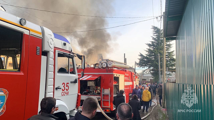 В Сочи произошел пожар на площади 870 квадратных метров, огонь охватил 4 дома