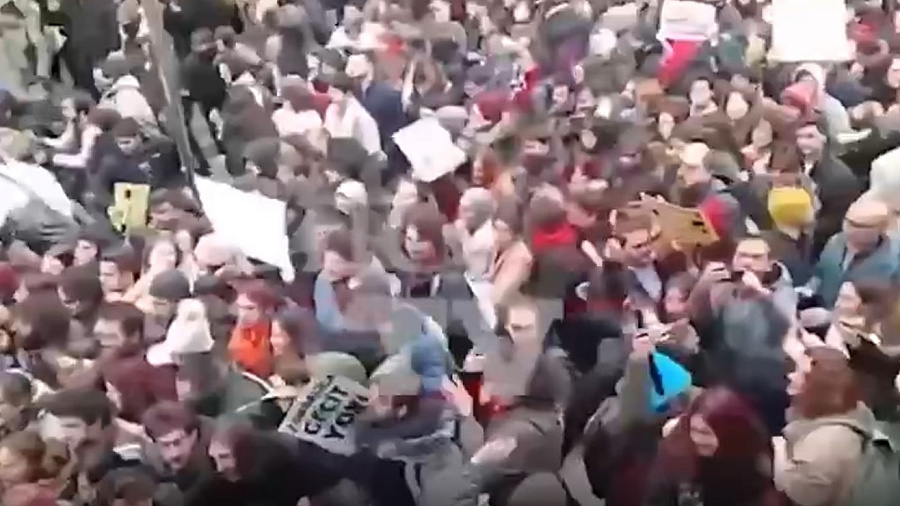 Появилось видео протестов в Турции после задержания мэра Стамбула Имамоглу