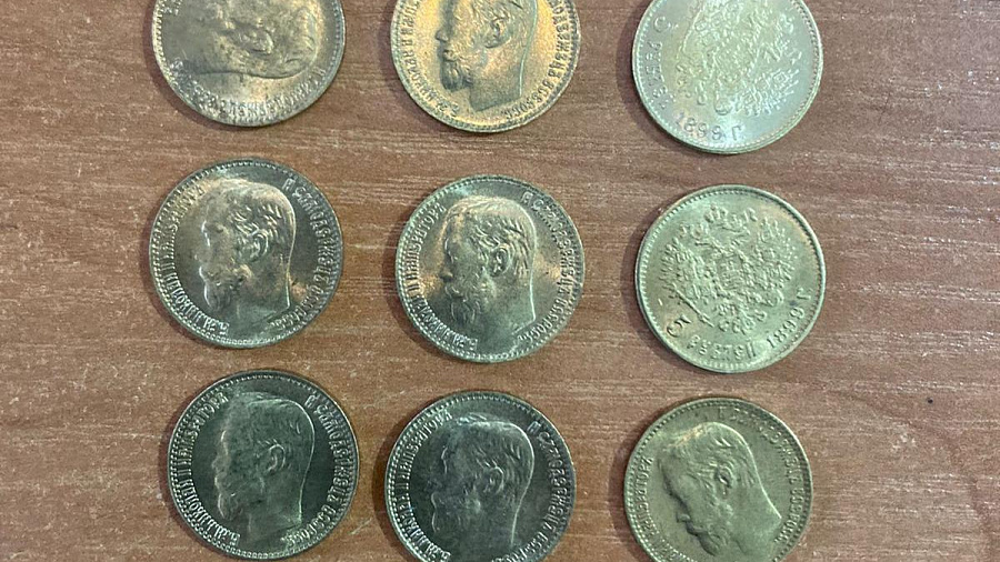 Житель Краснодара купил у мошенников более 100 «царских» монет