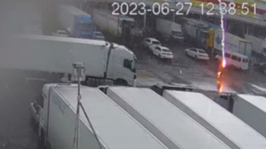 В Краснодаре момент смертельного удара молнии в голову мужчины попал на видео