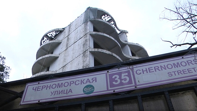 В Сочи, наконец, приступили к сносу девятиэтажного самостроя, расположенного у «Дендрария»