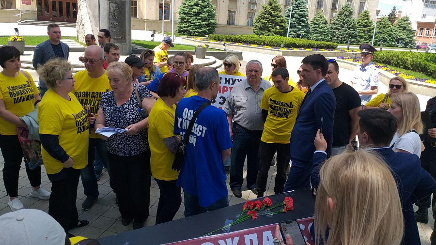 В Краснодаре дольщики ЖК «Карандаш» принесли гроб с надписью «Не дождались» к зданию администрации края