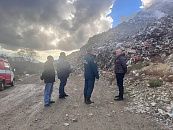 В Новороссийске третий день не могут потушить тлеющий мусорный полигон