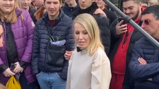 В  Сочи Ксения Собчак пообщалась с местными жителями и уехала на «копейке»