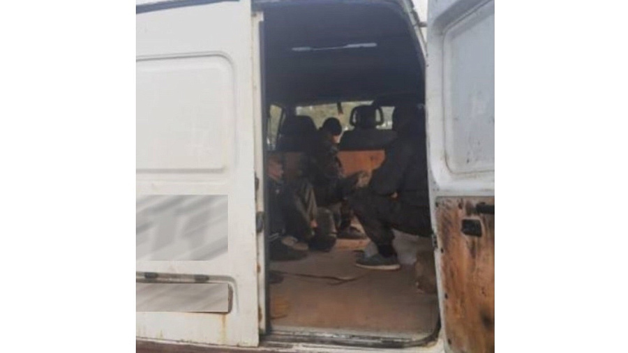 В Краснодарском крае задержали водителя «ГАЗели», перевозившего пассажиров в кузове без сидений