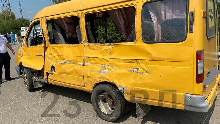 СК возбудил уголовное дело по факту аварии в Краснодарском крае с участием детского микроавтобуса и грузовика