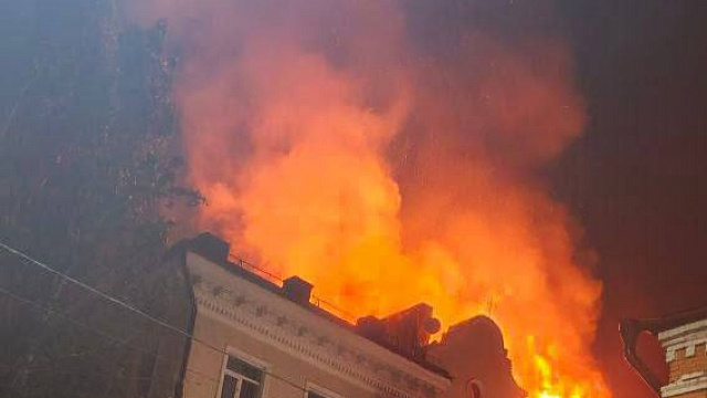 В Ростове-на-Дону из-за атаки БПЛА загорелась крыша многоэтажки 