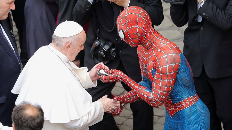 В Ватикане на аудиенцию с папой римским Франциском пришел Человек-паук