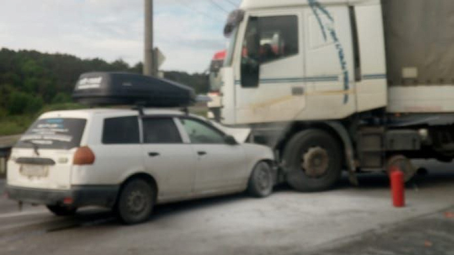 На трассе под Новороссийском загорелся автомобиль после ДТП