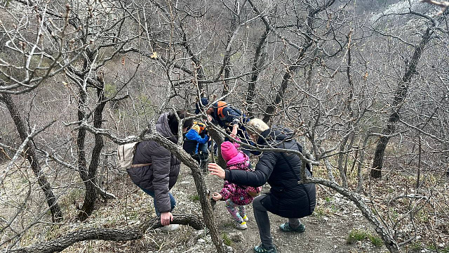 В Геленджике спасли застрявших на сыпучем склоне женщин с двумя детьми 