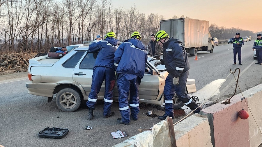 На трассе Краснодар – Ейск водитель легковушки разбился насмерть о бетонное ограждение