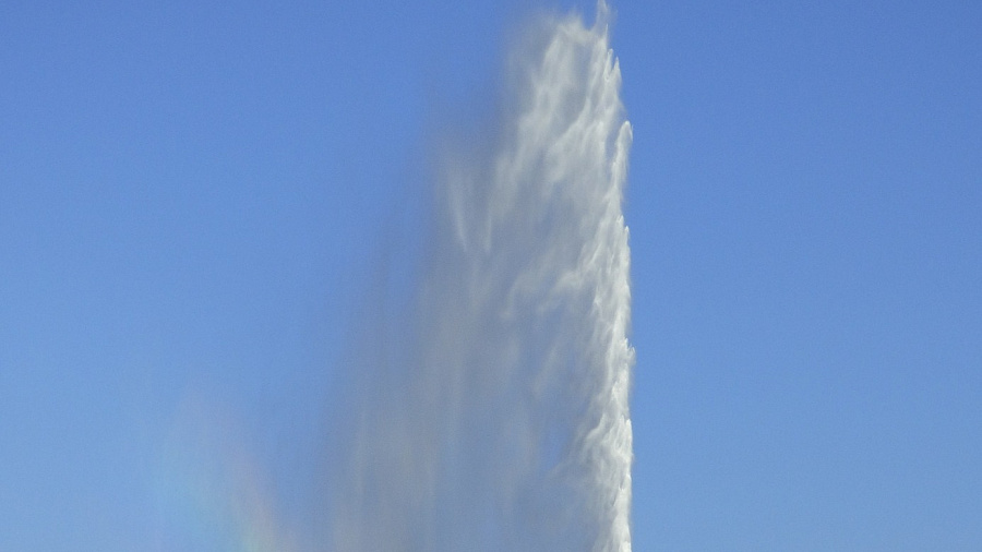 В Сочи 10-метровый фонтан бьет из поврежденного магистрального водовода 