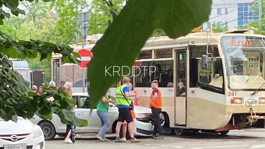 В Краснодаре около больницы столкнулись иномарка и трамвай