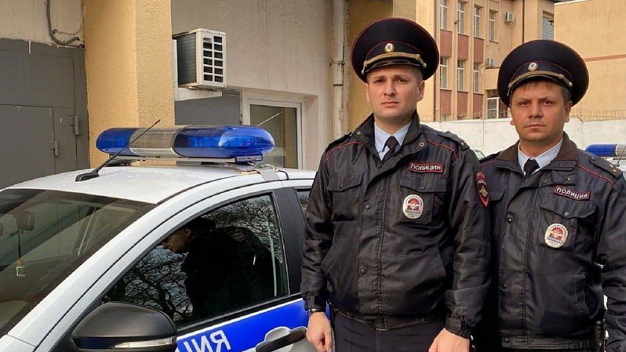 В Новороссийске двое полицейских помешали женщине задушить котенка