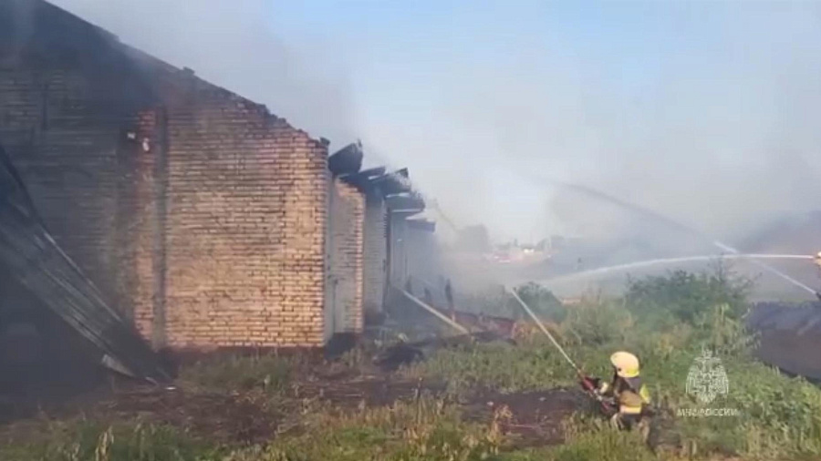 В Новопокровском районе более 17 часов тушат склад с шелухой от семечек